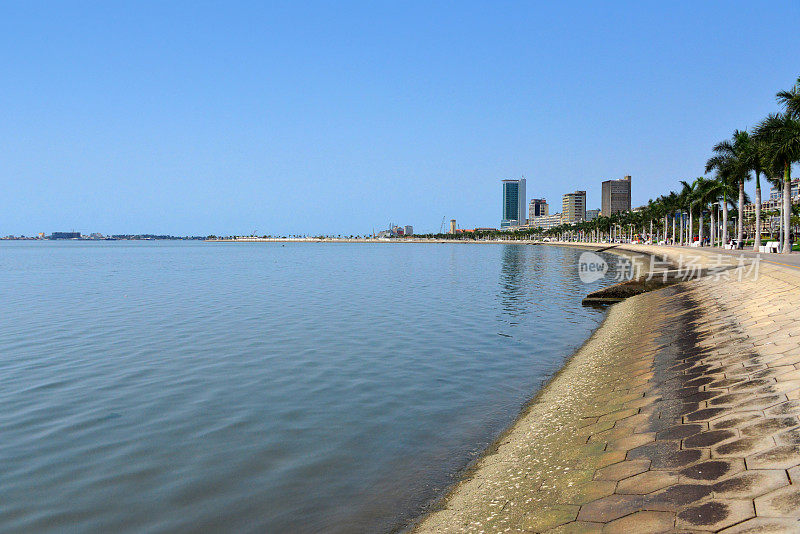 罗安达湾-海滨大道的全景，Avenida边际/ 4 de Fevereiro -天际线向东看，安哥拉